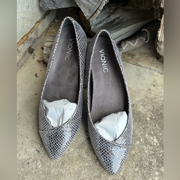 Vionic Silver Flats with Snakeskin Texture Sz-6. F - Picture 5 of 11